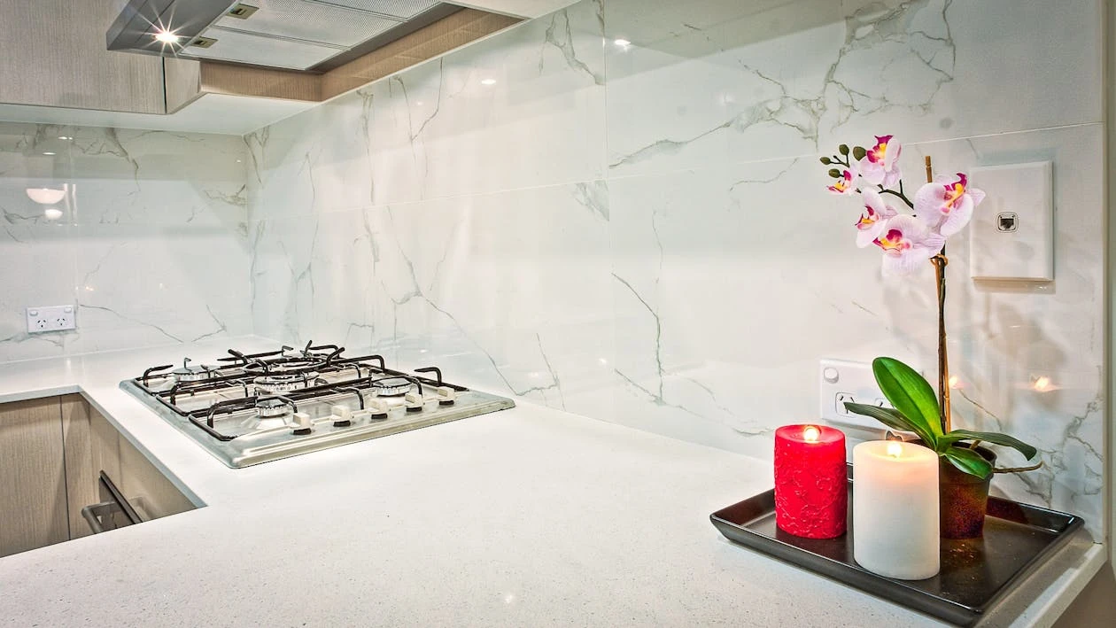 Installation de plan de travail de cuisine