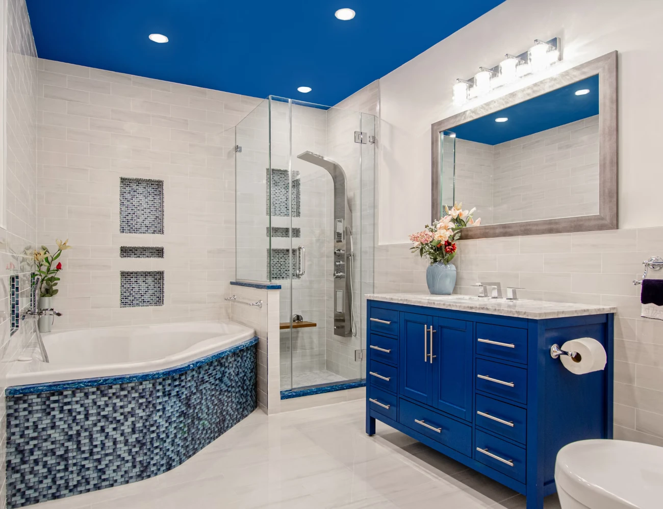 Création d&apos;une salle de bain contemporaine et dynamique.